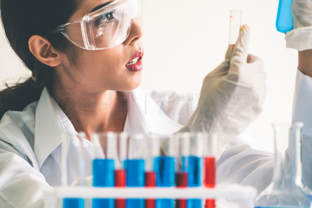 女科學(xué)家與生物化學(xué)研究 探索科技前沿的實驗室探索